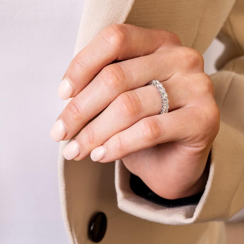 naise käsi sõrmes laboris kasvatatud teemantidega kihlasõrmus