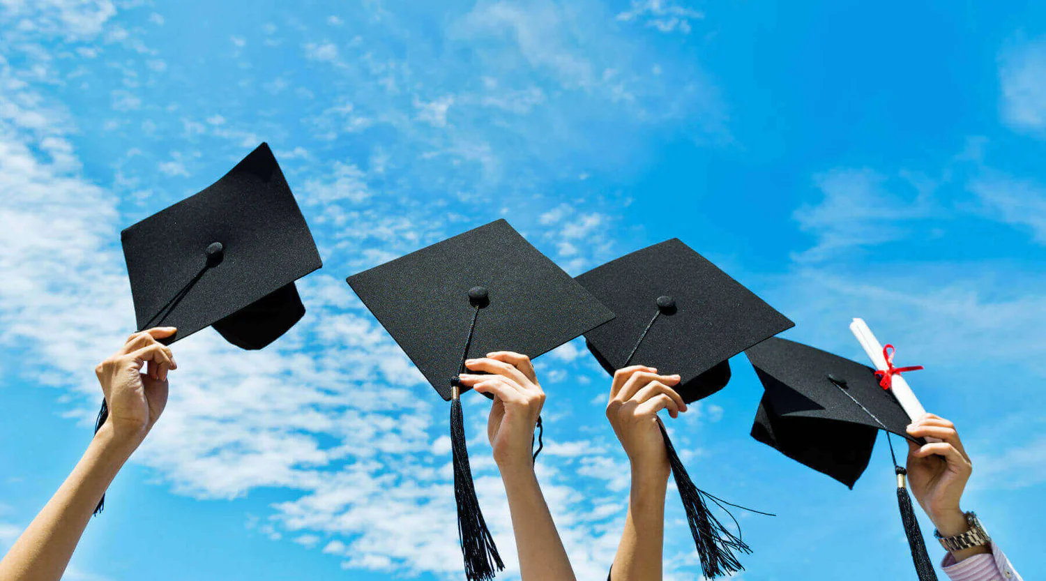 Väärisehted on populaarne, kuid samas ka ilus ja sümboolne valik koolilõpukingituseks. Sõltumata sellest, kelle või millise kooli lõpetamist tähistate, on ehted